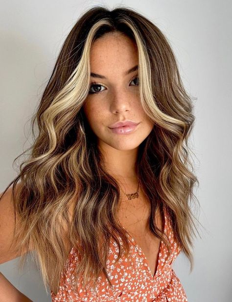 Face-Framing Blonde Highlights for Brown Hair Blonde Front Highlights, Brown Hair With Lowlights, Face Shape Hairstyles, Black Hair With Highlights, Dark Hair With Highlights, Girl With Brown Hair, Brown Hair With Blonde Highlights, Bright Blonde, Low Lights Hair