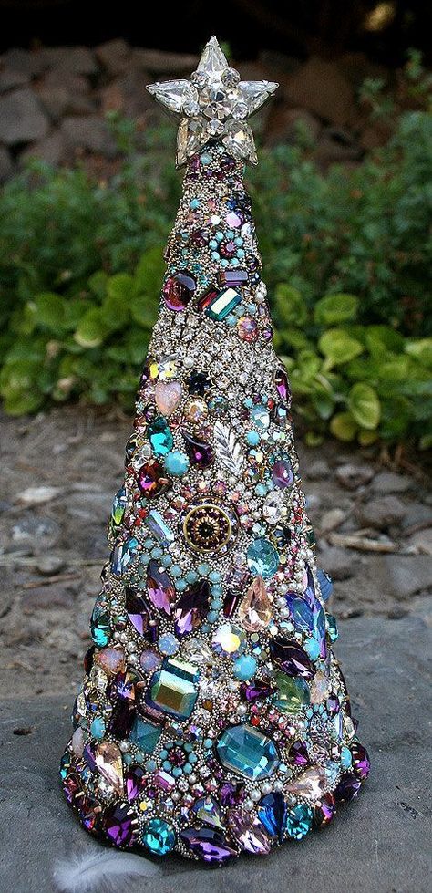 Traditional Christmas Tree Decorations, Costume Jewelry Christmas Tree, Old Jewelry Crafts, Jeweled Christmas Trees, Jeweled Christmas, Jewelry Christmas Tree, Vintage Jewelry Crafts, Diy Costume, Vintage Jewelry Art