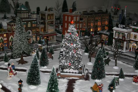 Christmas Village Town Square, Christmas Model Village, Acnh Winter, Xmas Village, Village Park, Village Ideas, Train Board, Model Village, Lemax Christmas Village