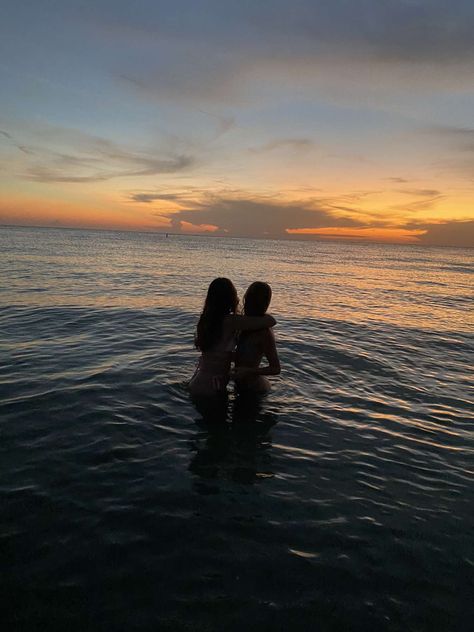 Best Friends On Holiday, Beach Pictures Duo, Bsf Photo Ideas, Duo Beach Pics, Sea Ocean Aesthetic, Ocean Aesthetic Wallpaper, Photos Bff, Wallpaper Music, Summer Picture Poses