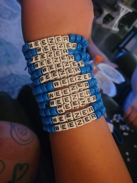 Weezer Kandi Cuff, Kandi Color Schemes, Cute Kandi Bracelet Ideas, Neon Perler Bead Patterns, Kandi For Beginners, Kandi Cuff Designs, Scene Bracelets Kandi, Kandi Bracelets Scene, Weezer Kandi