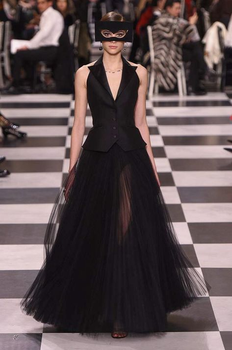 The complete Christian Dior Spring 2018 Couture fashion show now on Vogue Runway. Vouge Dresses Haute Couture, Dior Gowns Haute Couture, Chiffon Skirts, Summer Ball, Gonna In Tulle, Wedding Dress Brands, Tailored Fashion, Runway Gowns, Dior Dress