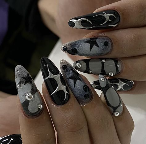 uñas, diseño de uñas, inspiración, uñas bonitas, uñas góticas, uñas lindas, uñas negras, uñas blancas, Rock Nails, Edge Nails, Punk Nails, Anime Nails, Edgy Nails, Goth Nails, Grunge Nails, Blush Nails, Minimalist Nails