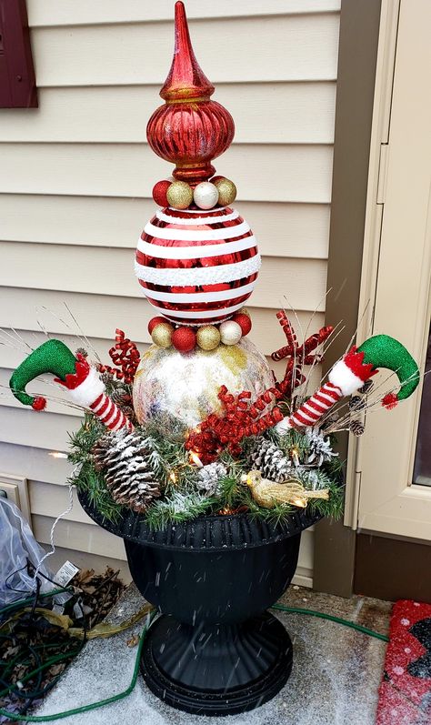 Christmas Topiary Ideas, Christmas Present Topiary, Christmas Topiary Diy, Christmas Topiary, Dollar Store Christmas Crafts, Christmas Yard Decorations, Candy Christmas Decorations, Christmas Centerpieces Diy, Christmas Themes Decorations