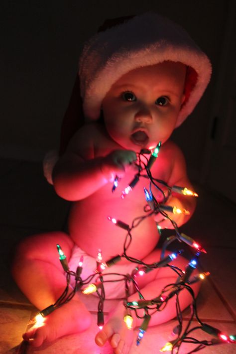 Christmas baby photo - baby photography - Christmas lights baby Baby Holiday Photos, Baby Christmas Photography, Photo Bb, Christmas Baby Pictures, Baby Christmas Photos, Xmas Photos, Baby Boy Pictures, Foto Baby, Christmas Photography