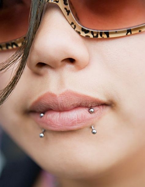 Snake Bites Piercing, Labret Vertical, Snake Bite Piercing, Mouth Piercings, Vertical Labret, Double Ear Piercings, Piercing Conch, Snake Bite, Snakebites