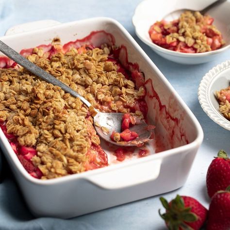 Low-Sugar Strawberry Rhubarb Crisp Rhubarb Crunch, Gluten Free Crisps, Easy Breakfast Brunch, Strawberry Rhubarb Crisp, Rhubarb Desserts, Rhubarb Crisp, Rhubarb Crumble, Dessert Smoothie, Lunch Appetizers