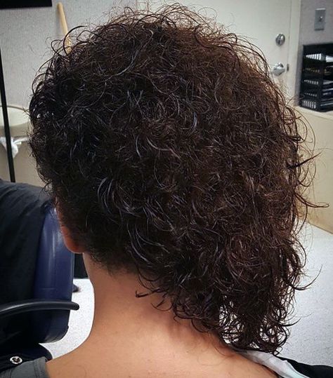 asymmetrical curly bob Medium Asymmetrical Hairstyles, Asymmetrical Curly Bob, Curly Asymmetrical Bob, Asymetrical Haircut, Asymmetrical Hair, Girls Haircuts, The Right Hairstyles, Hair Doo, Short Hair Back