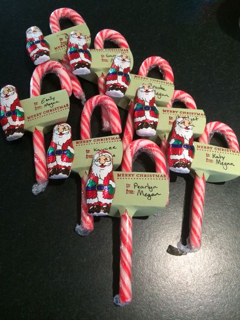 Chocolate and candy cane - could be party favours or Christmas table place cards Christmas Table Place Cards, Xmas Favors, Christmas Favours, Class Christmas Gifts, Christmas Doors, Christmas Goodie Bags, Girly Christmas Gifts, Easy Diy Christmas Gifts, Table Favors