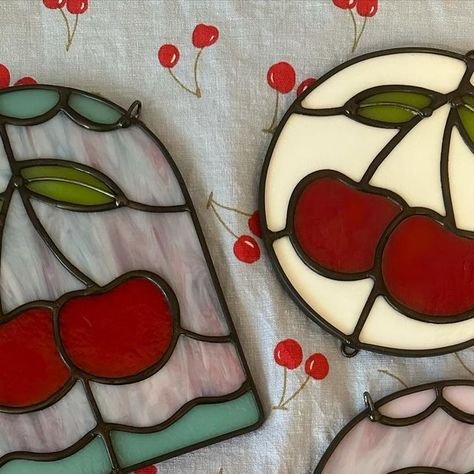 Stained Glass Strawberry, Diy Stained Glass Suncatcher, Stained Glass Beetle, Stained Glass Corner Pieces, Stain Glass Design, Stain Glass Templates, Stained Glass Food, Stained Glass Inspiration, Cute Stained Glass Ideas