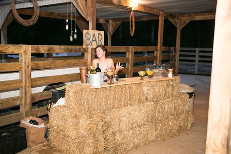 Fitting with their rustic theme, the couple had a bar made of hay bales. "Our friends really enjoyed the laid-back lifestyle and our family was very instrumental in helping us decorate for the celebration," says Karen. Backyard Bbq Wedding Reception, Hay Bale Ideas, Hay Bale Wedding, Bbq Wedding Reception, Bbq Decorations, Backyard Bbq Wedding, Rustic Outdoor Wedding, Bbq Wedding, Hay Bales