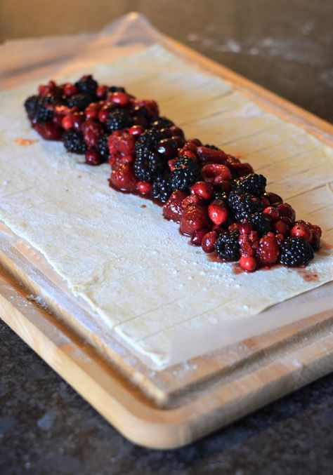 Berry Strudel Recipes, Fruit Strudel Recipes, Raspberry Strudel Recipes, Mixed Berry Puff Pastry, Puff Pastry Berry Dessert, Mixed Berry Desserts, German Strudel Recipes, Berry Puff Pastry Recipes, Mixed Berry Dessert Recipes