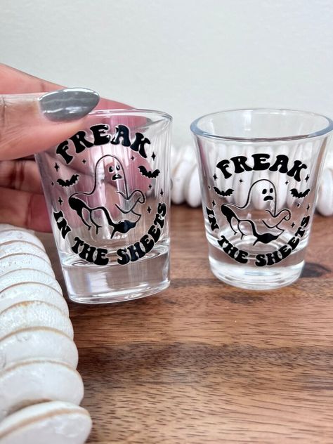 Halloween Shot Glasses Horror Shot Glasses Spooky Season - Etsy Shot Glasses Diy, Halloween Shot Glasses, Funny Shot Glasses, Halloween Canvas Art, Halloween Shots, Glasses Funny, Custom Shot Glasses, Pumpkin Cups, Birthday Shots