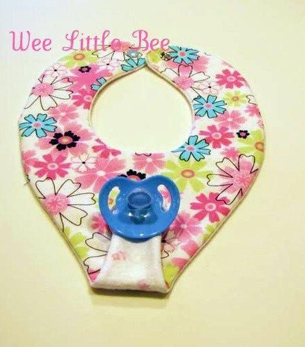 Free+Binky+Bib+Pattern Pacifier Bib Pattern, Bib Pattern Free, Pacifier Holder Pattern, Babysitter Ideas, Baby Bibs Patterns Free, Bib Ideas, Binky Bib, Preemie Patterns, Bib Tutorial