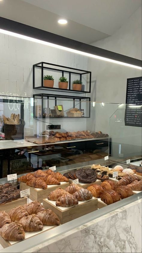 Bakery Cafe Aesthetic, Bagel Shop Aesthetic, Boulangerie Aesthetic, Croissant Shop, Snack Picnic, Coffee Shop Food, Croissant Bakery, Croissant Aesthetic, Aesthetic Chocolate