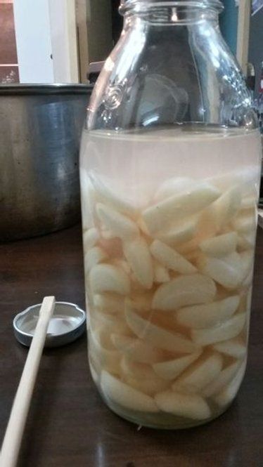 Easy Fermented Garlic: 5 Steps (with Pictures) Garlic Water, Fermented Garlic, Big Jar, Raw Garlic, Garlic Head, Cold Dishes, Healthy Bacteria, Fermenting, Probiotics