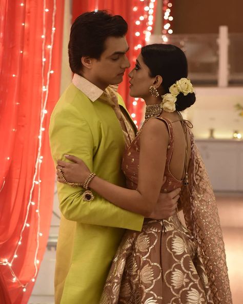 😍😍😘😘😘 @khan_mohsinkhan @shivangijoshi18… Naira Dresses In Yrkkh, Naira Dresses, Couple Dressing, Naira Dress, Couples Candid Photography, Naira Kartik, Arrange Marriage, Kartik Naira, Shivangi Joshi Instagram