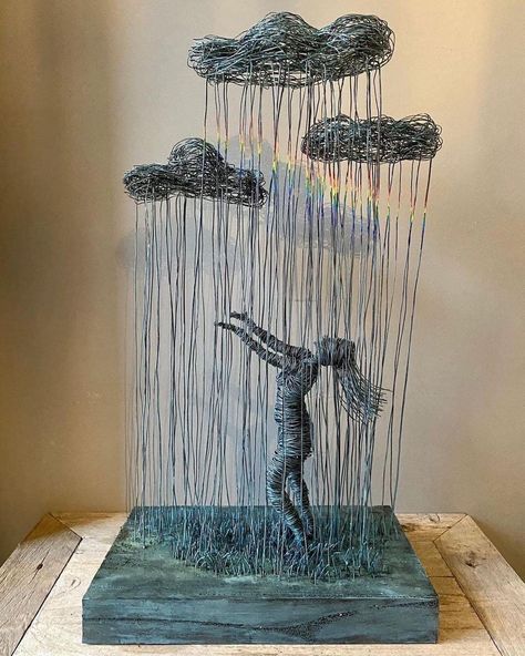 Woman In The Rain, Art Fil, Copper Wire Art, Ceramic Sculpture Figurative, Wire Art Sculpture, Art Wire, Metal Art Projects, Wire Sculpture, Wire Crafts