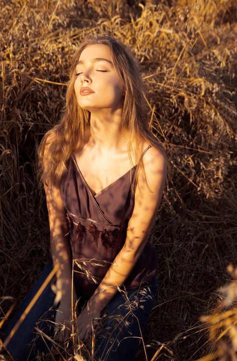 Gold Hour Photography, Golden Hour Aesthetic Portrait, Sunset Shoot Photo Ideas, Sunset Portrait Photography Golden Hour, Sunlight Photography Portraits, Golden Hour Field Photoshoot, Wheat Photoshoot, Sunset Field Photoshoot, Wheat Field Photoshoot