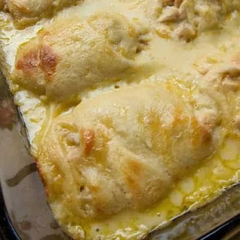 Chicken Stuffed Crescent Rolls - Nine Recipes Spicy Chicken Bites, Chicken Pockets, Milk Soup, Chicken Roll Ups, Chicken Roll, Sweet And Spicy Chicken, Roll Ups Recipes, Sour Cream Chicken, Parmesan Crusted Chicken