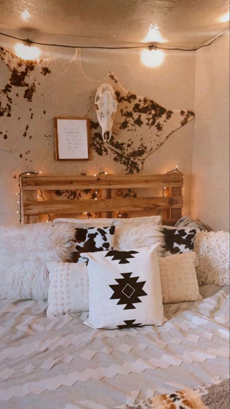 Western Rugs Bedroom, Cowgirl Bedroom Ideas Ranch, Cute Room Ideas Western, Room Ideas Cowgirl, Western Girl Bedroom Ideas, Country Aesthetic Room Ideas, Western Teen Girl Bedroom, Girls Country Bedroom, Western Boho Room Ideas