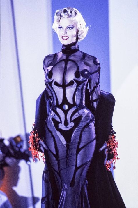 Character Clothes, Eva Herzigova, 90s Runway Fashion, Runway Fashion Couture, Clothing Designs, Thierry Mugler, Mode Inspo, Moda Vintage, Trend Fashion