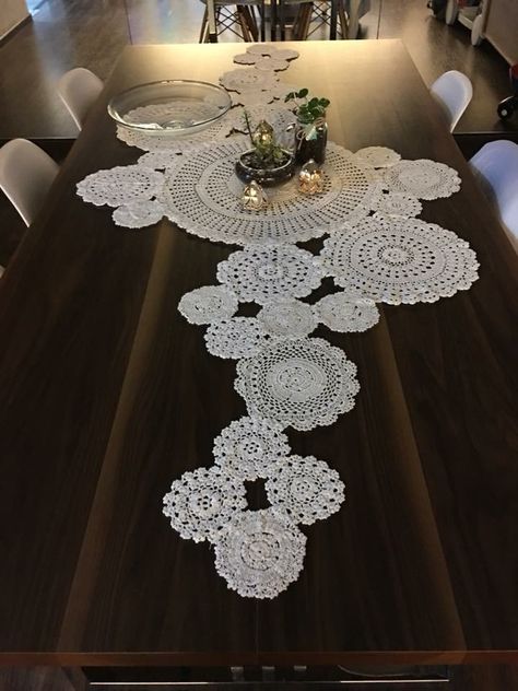 Doily Table Setting, Repurpose Doilies, Doilies Diy, Taplak Meja Crochet, Doily Art, Doilies Crafts, Crochet Table Runner, Holiday Tables, Diy Inspiration