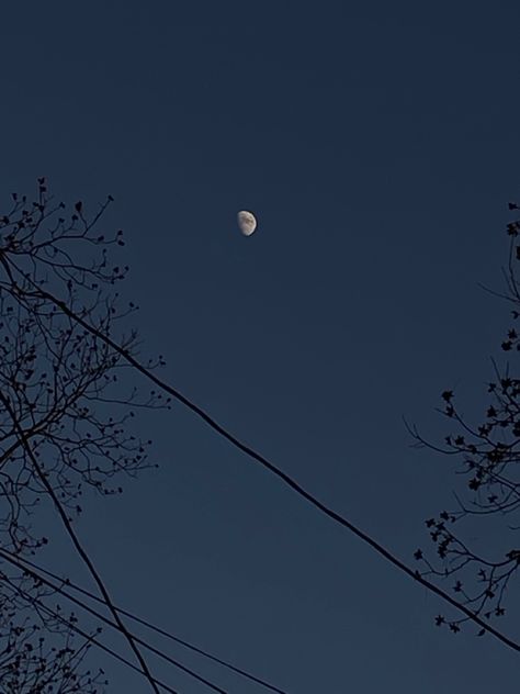 moon photo scenery night Half Moon Photo, Half Moon Snapchat Story, Half Moon Pictures, Half Moon Snap, Half Moon Aesthetic, Moon Camera, Moon Scenery, Food Flatlay, Moon Photo