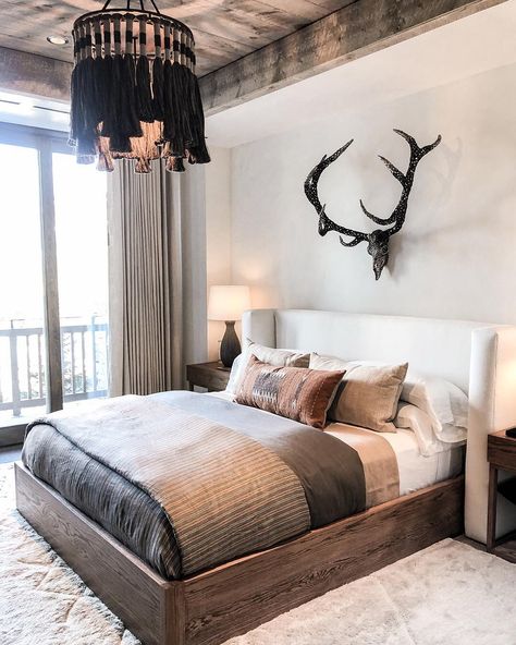 Western Guest Bedroom Ideas, Mountain Cabin Decor Lodge Style Bedrooms, Mountain Western Decor, Mountain House Master Bed, Western Modern Bedroom, Western Home Interior, Modern Mountain Home Interiors, Western Modern Home Decor, Modern Western Bedroom