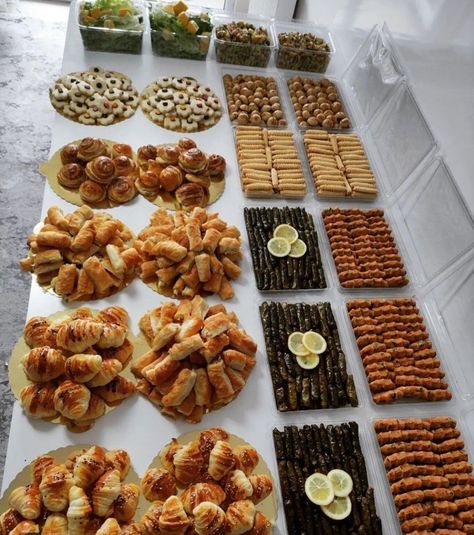 Iftar Party Ideas, Food Set Up, Iftar Party, Iftar Recipes, Decorações Com Comidas, Catering Ideas Food, Easy Party Food, Cookout Food, Easy Food Art