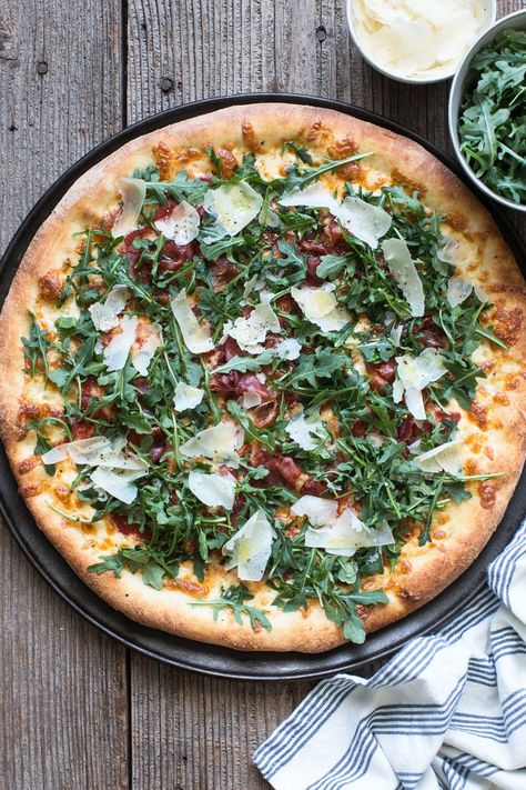 Arugula and Prosciutto Pizza Recipe Prosciutto Pizza Recipes, Vegetable Pizza Recipes, Arugula Pizza, Prosciutto Pizza, Breaded Chicken Cutlets, Ham Pizza, Quiche Recipes Easy, Italian Pizza, Quiche Recipes