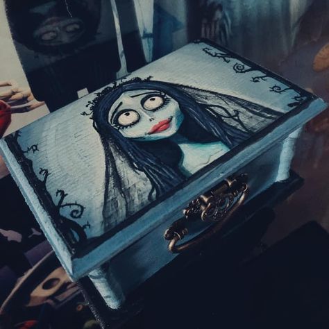 Coffin Diy, Gothic Crafts, Homemade Gifts For Boyfriend, Nightmare Before Christmas Decorations, Halloween Bedroom, Painted Wooden Boxes, Cardboard Box Crafts, Alice And Wonderland Quotes, Goth Decor