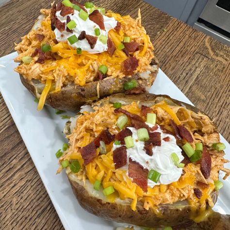 Buffalo Baked Potato, Buffalo Chicken Baked Potato, Potato Dinners, Crockpot Shredded Bbq Chicken, Buffalo Chicken Potato, Cooking In The Midwest, Bake Potato, Fancy Cooking, Bbq Foods