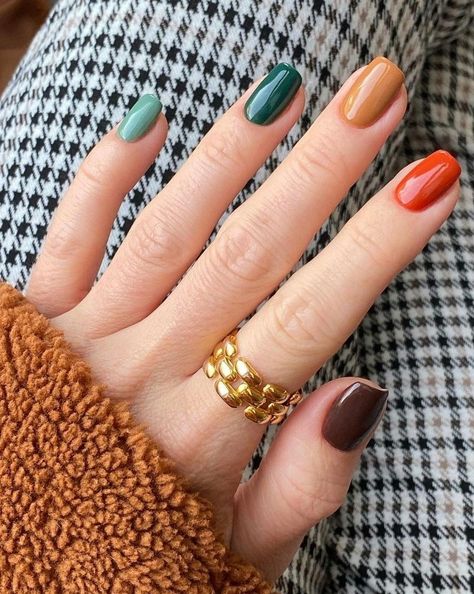 Fall Skittle Nails 2023, Winter Nails Multicolor, Multicolored Nails Winter, Skittle Nails Color Combos, Multi Colored Nails Winter, Winter Multicolor Nails, Fall Multicolor Nails, Short Nail Designs Autumn, Multi Colored Nails