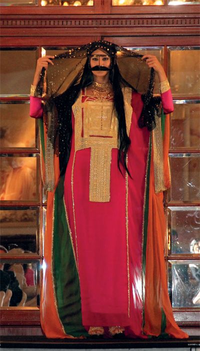 Traditional dress of the United Arab Emirates. A #jalabiya similar to those worn in much of the Arabian Gulf. #khaleej #thobe United Arab Emirates Traditional Dress, Traditional Emirati Dress, Emirati Women Traditional Dress, Arab Academia, Emarati Traditional Dress, Uae Traditional Dress, Emirati Dress, Arab Dress, Arabic Dress