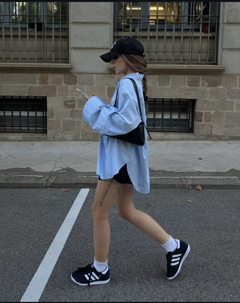 Align Skirt Outfits, Long Converse Outfit, Overdressed Outfits, Casual Coffee Outfit, Ankle Socks Outfit, Cropped Shirt Outfit, Casual Dinner Outfit Summer, Casual Dinner Outfits, Dinner Outfit Casual