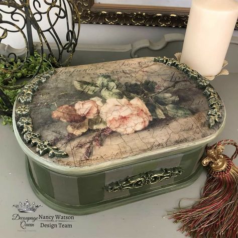 Decoupage Box Vintage, Decoupage Drawers, Decoupage Jewelry Box, Jewelry Box Makeover, Decoupage Decor, Paper Decoupage, Painted Wooden Boxes, Rice Paper Decoupage, Microcar