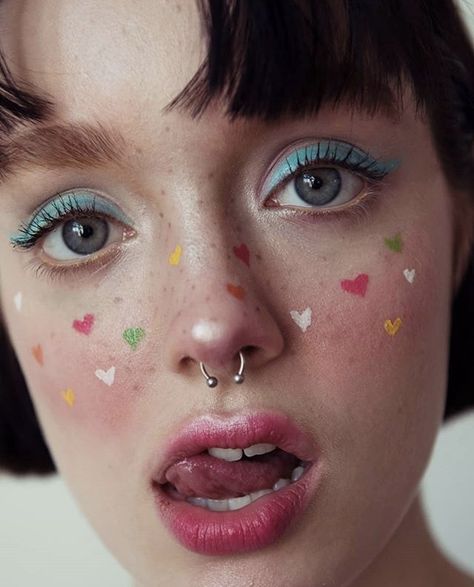 Makeup Blue Eyeliner, Artsy Makeup, Heart Makeup, Funky Makeup, Blue Eyeliner, Dope Makeup, Creative Eye Makeup, Eye Makeup Art, Fantasy Makeup