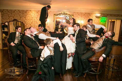 Bride and drunk groomsmen! Wedding Chapels, Las Vegas Wedding Chapel, Little White Chapel, Wedding Ceremony Traditions, Wedding Gifts For Groomsmen, Elegant Weddings, Wedding Image, Photos Poses, Winter Bride