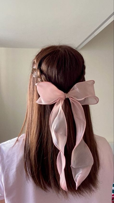 Ideas para añadirle moñitos a tus peinados | Es la Moda Hair Ribbons Hairstyles, Bow Hairstyle, Ribbon Hairstyle, Hair Ribbons, Hair Stylist Life, Ribbon Hair, Easy Hairstyles For Long Hair, Hairstyles For School, Aesthetic Hair