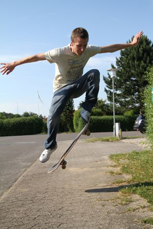 Our article on how to do an ollie. Just starting out on your skateboarding journey? Check out this helpful trick tip. How To Do An Ollie, Skate Photography, Skateboarding Tricks, Europe Photography, Trick Shots, Pose References, Longboards, Poses Reference, Human Poses Reference