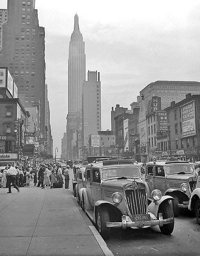 NYC 1938-2 | Checker taxi cabs on 34th Street. I found Dad's… | Flickr 1920s Aesthetic, Photographie New York, Nyc Taxi, Nyc Photos, Nyc History, Vintage Nyc, New York Vintage, Tall Buildings, Nyc Street