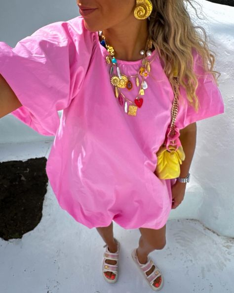 Summer in pink is always a good idea 🌸💛🍋🌺 Summer ootd inspo summeroutfit summerdress outfit inspi look spring springoutfit travel canaries canaries island summerttavel beach espagnolsummer europeansummer Summer Ootd, Ootd Inspo, Summer Inspo, Ootd Summer, Inspo Outfit, Vogue Fashion, Island Life, Jewelry Inspo, Style Outfits