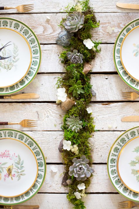 b.Willow designed wedding centerpiece. Moss table-runner with loose succulents, mini terrariums and mica flakes. Diy Succulents Centerpiece, Moss Wedding, Tafel Decor, Succulent Centerpieces, Unique Wedding Flowers, Wedding Floral Centerpieces, Decorations Table, Succulent Wedding, Wedding Garden