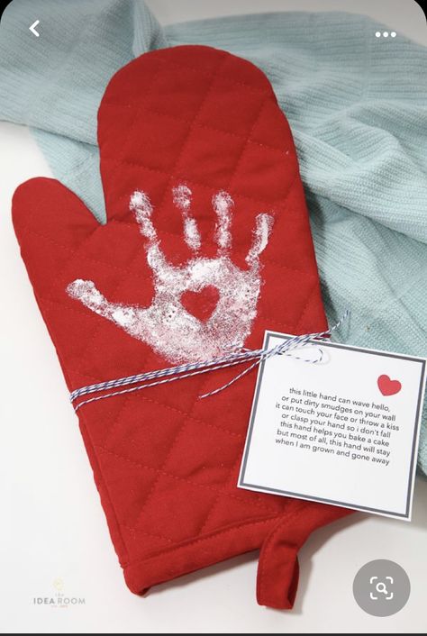 Handprint Oven Mitt, Diy Mother's Day Crafts, Mothers Day Poems, Cadeau Parents, Diy Gifts For Mom, Ideas Hogar, Best Mothers Day Gifts, Mothers Day Crafts For Kids, Unique Mothers Day Gifts