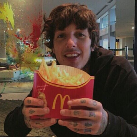 ❆ day 3 ❆ Oli eating ~ ~ ~ ~ ~ ~ ~ #oliver #sykes #oliversykes #syko #amo #sempiternal #thatsthespirit #thereisahell #countyourblessing… Bring Me The Horizon Wallpapers, Oliver Sykes Tattoos, Hannah Snowdon, Alissa Salls, Oli Sykes, Oliver Sykes, Bring Me The Horizon, The Horizon, Fondos De Pantalla