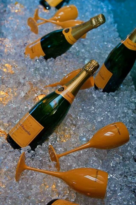 Cliquot Champagne Parties, Verve Cliquot Champagne Party, Veuve Clicquot Apres Ski, Champaign Bar, Veuve Clicquot Champagne Aesthetic, Veuve Clicquot Photography, Veuve Clicquot Accessories, Veuve Cliquot, Classy People