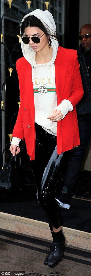 Going (b)rogue in Paris: Kendall Jenner teamed a £1380 Gucci sweatshirt with on-trend viny... Gucci Sweatshirt Outfit, Hoodie Under Blazer, Hoodie Jacket Outfit, Street Style Kendall Jenner, Kendall Jenner Fashion, Dress Street Style, Sweatshirt Street Style, Gucci Hoodie, Gucci Sweatshirt