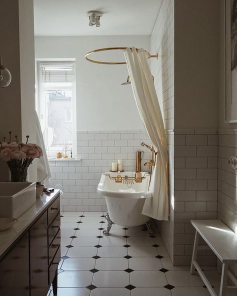 17 Timeless Tile Combinations For The Bathroom 11 Timeless Tile, Tile Combinations, Bathroom Colour, Serene Bathroom, White Tile Floor, Stunning Interior Design, Warm Interior, Small Bathroom Makeover, White Floor Lamp