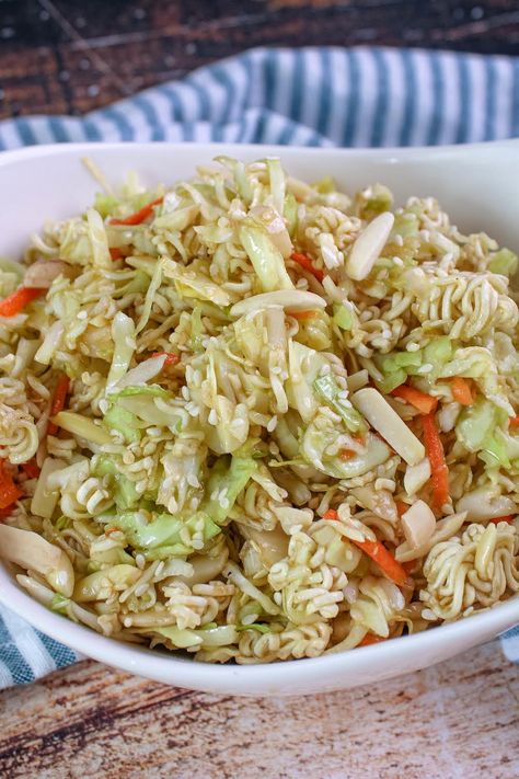 Asian Slaw Asian Coleslaw Recipe, Mediterranean Diet Recipes Breakfast, Asian Slaw Recipe, Asian Coleslaw, Asian Slaw, Detox Salad, Savory Salads, Coleslaw Recipe, Asian Fusion